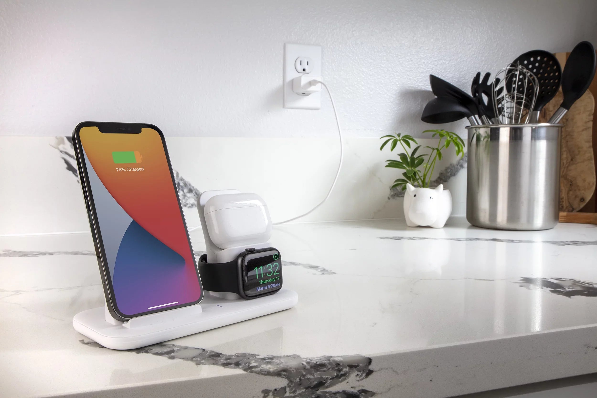 Scosche - Qi-Enabled Smartphones, Watches and Earbuds, Qi-Certified Wireless Charging Dock, White