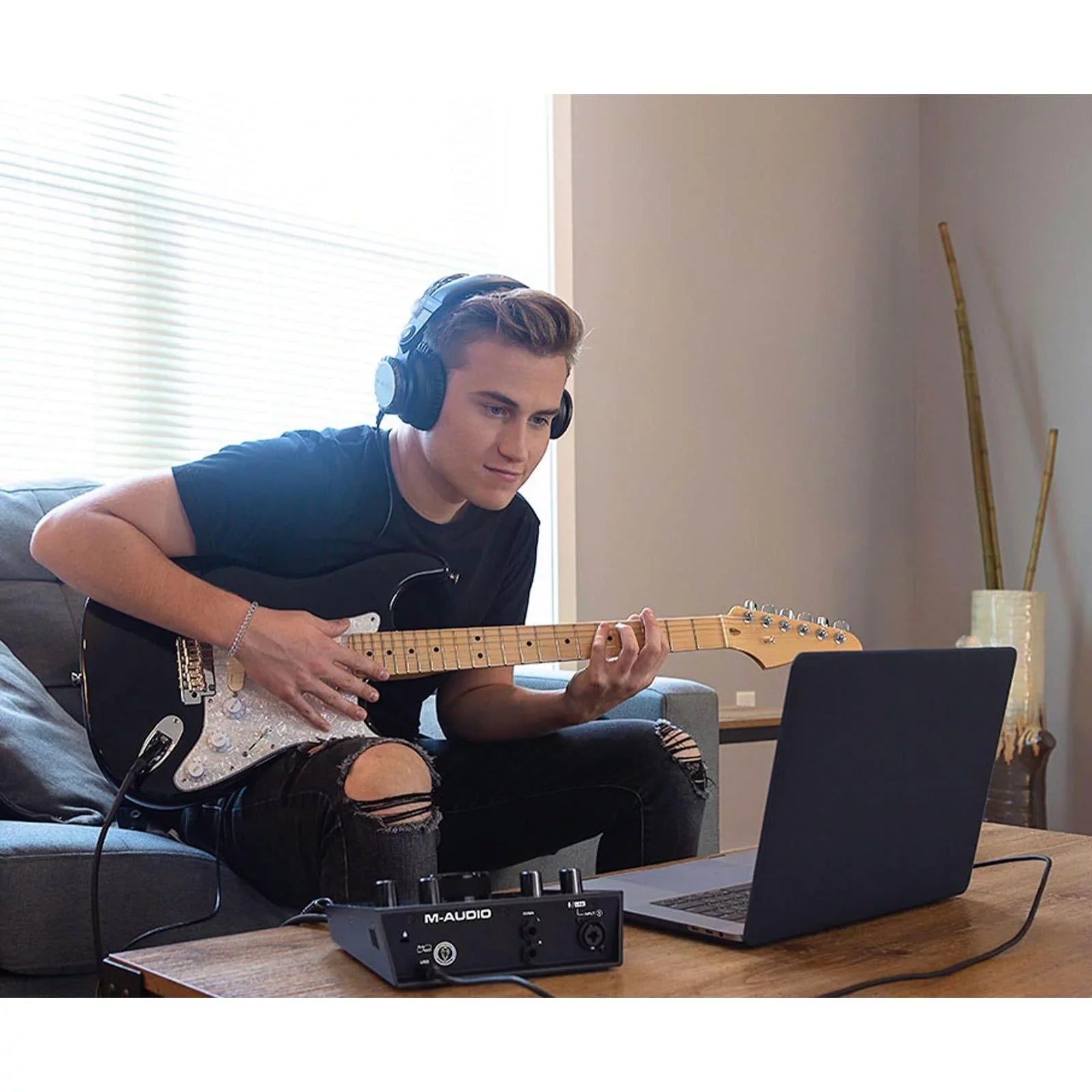 '-Audio  192 | 4 2-In/2-Out 24/192  Audio Interface with Microphone & Numark Headphones Package