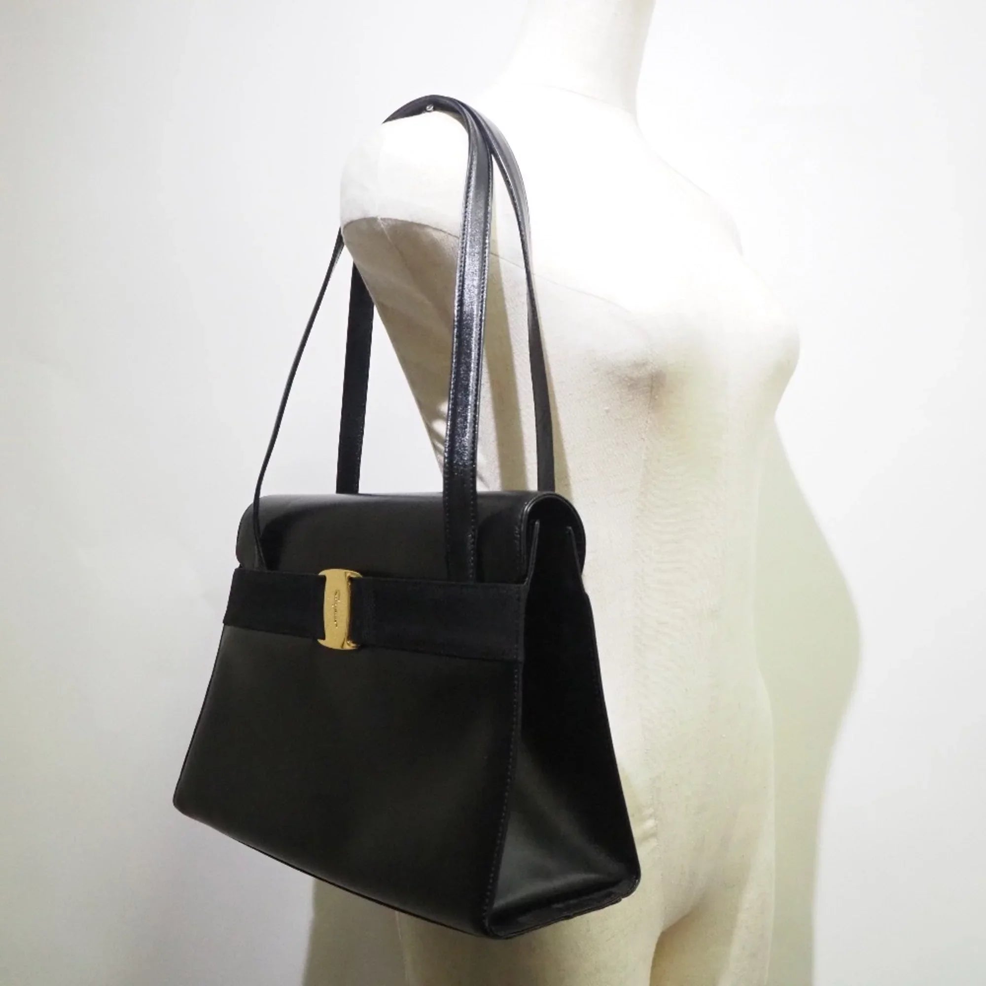 Pre-Owned Salvatore Ferragamo Vara -21 7675 Calf Black Women's Shoulder Bag (Fair)