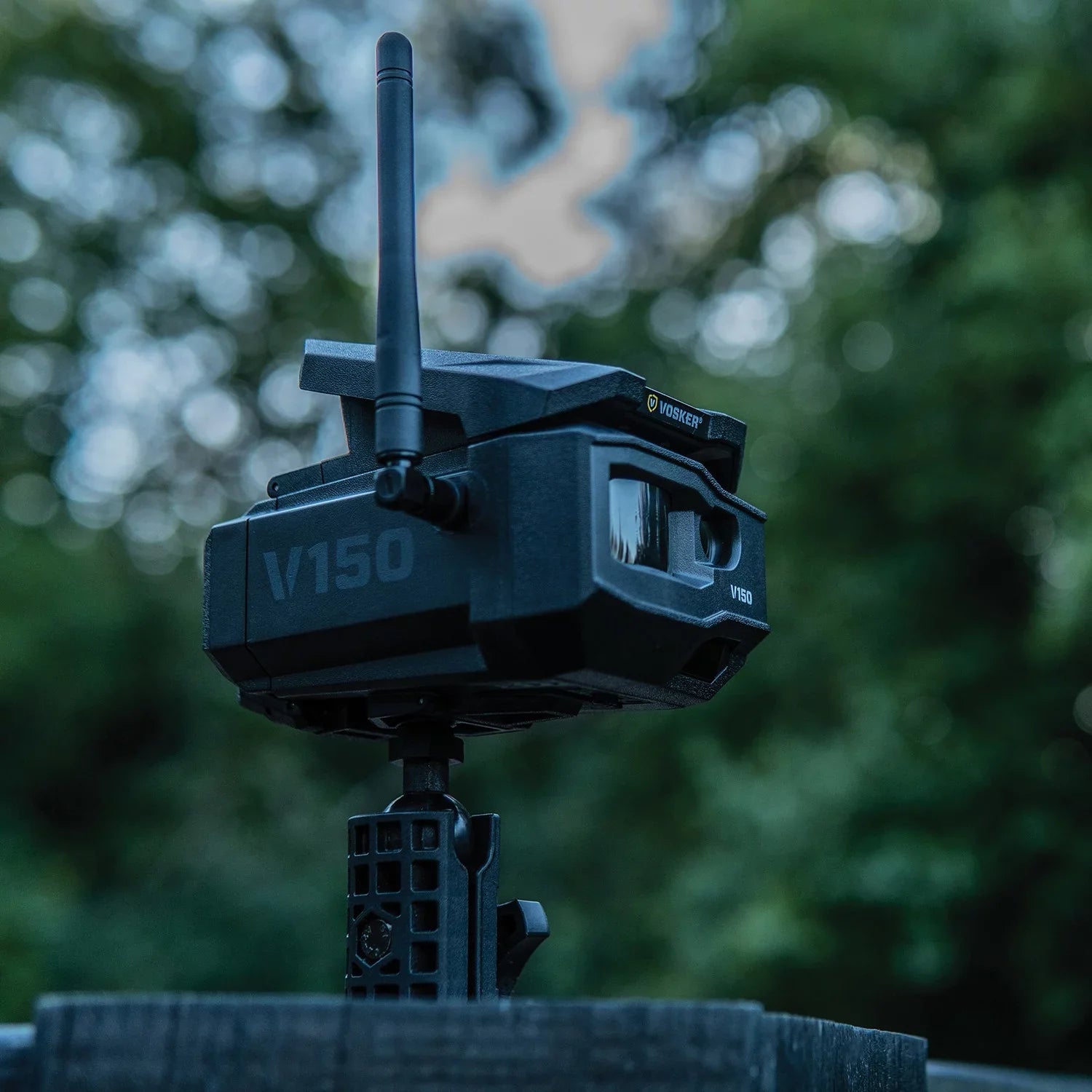 1202  Solar-Powered  Cellular Outdoor Security Camera ( Nation Wide Network)