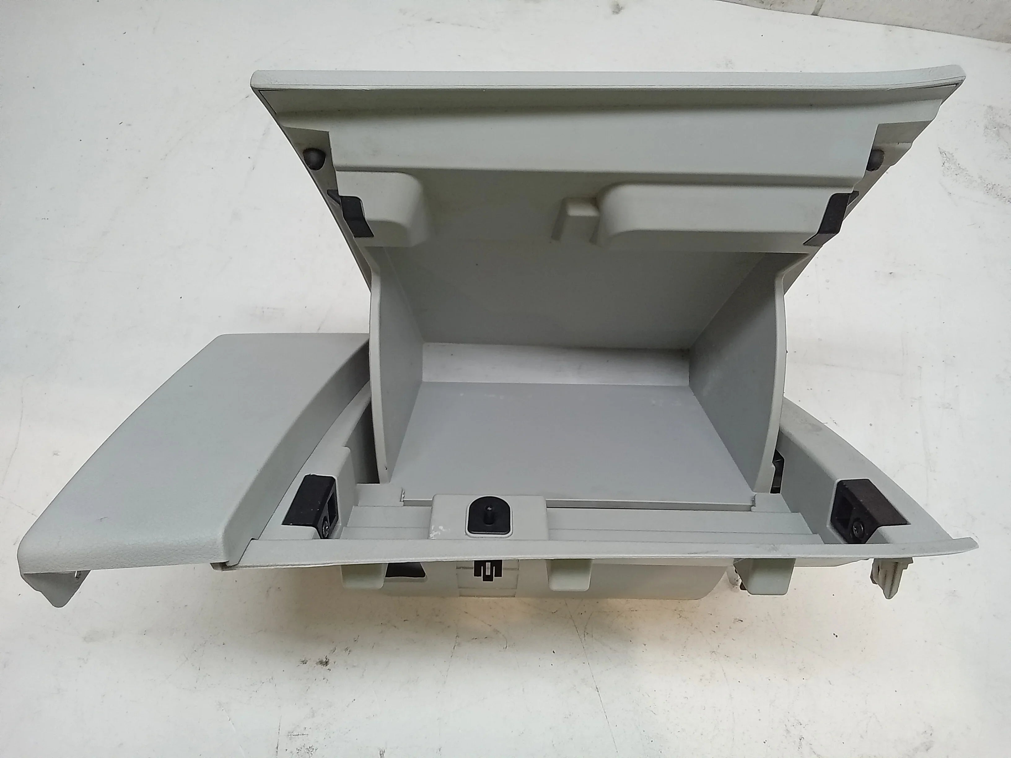 Pre-Owned 17 Jeep Renegade Glove Box  (Good)